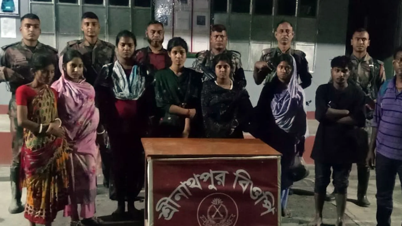 সীমান্ত থেকে ৩ ভারতীয় নাগরিকসহ আটক ৯