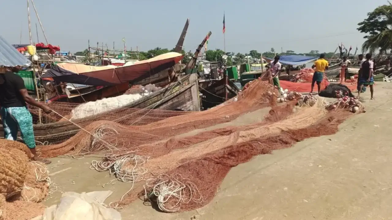 মধ্যরাতে উঠছে নিষেধাজ্ঞা, মাছ শিকারে নামছেন উপকূলের জেলেরা