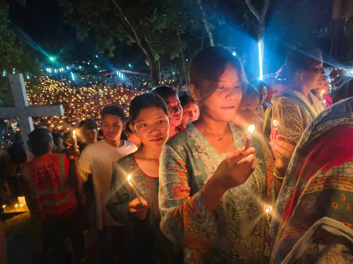 পাহাড়ি পথে মোমবাতি হাতে শোভাযাত্রায় হাজারো পুণ্যার্থী