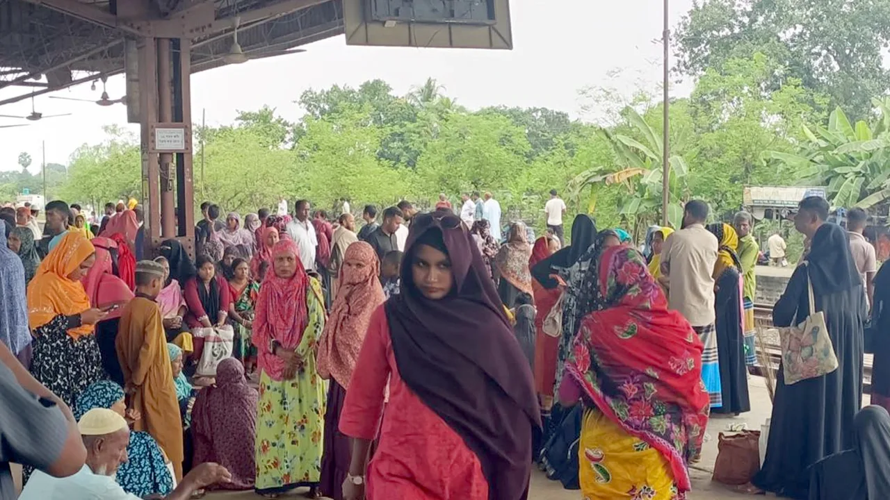 ‘আত্রাইয়ের হুজুরে’র পানিপড়া নিতে ফুলবাড়ী স্টেশনে উপচেপড়া ভিড়
