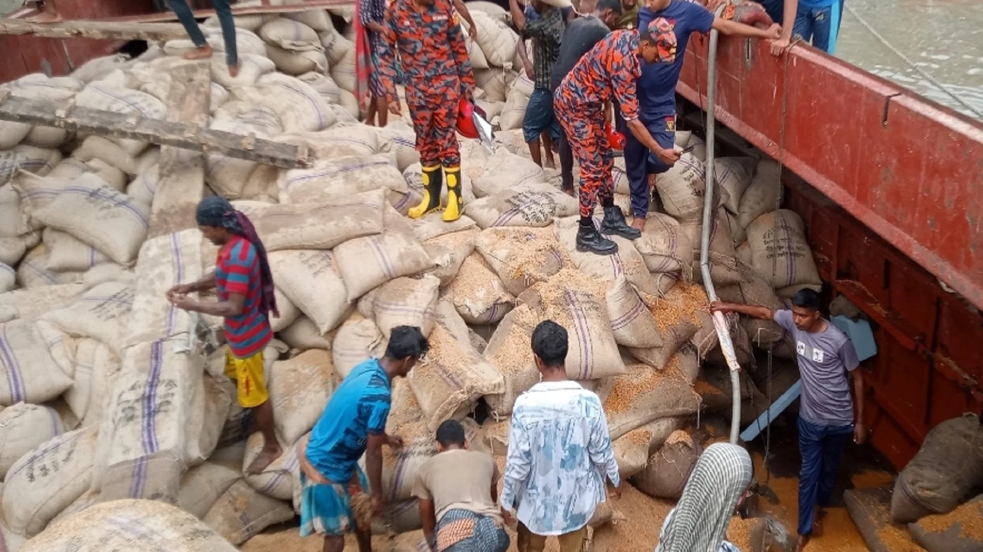 কীর্তনখোলায় কোস্ট গার্ডের ধাক্কায় কার্গোতে ফাটল, তদন্তে কমিটি