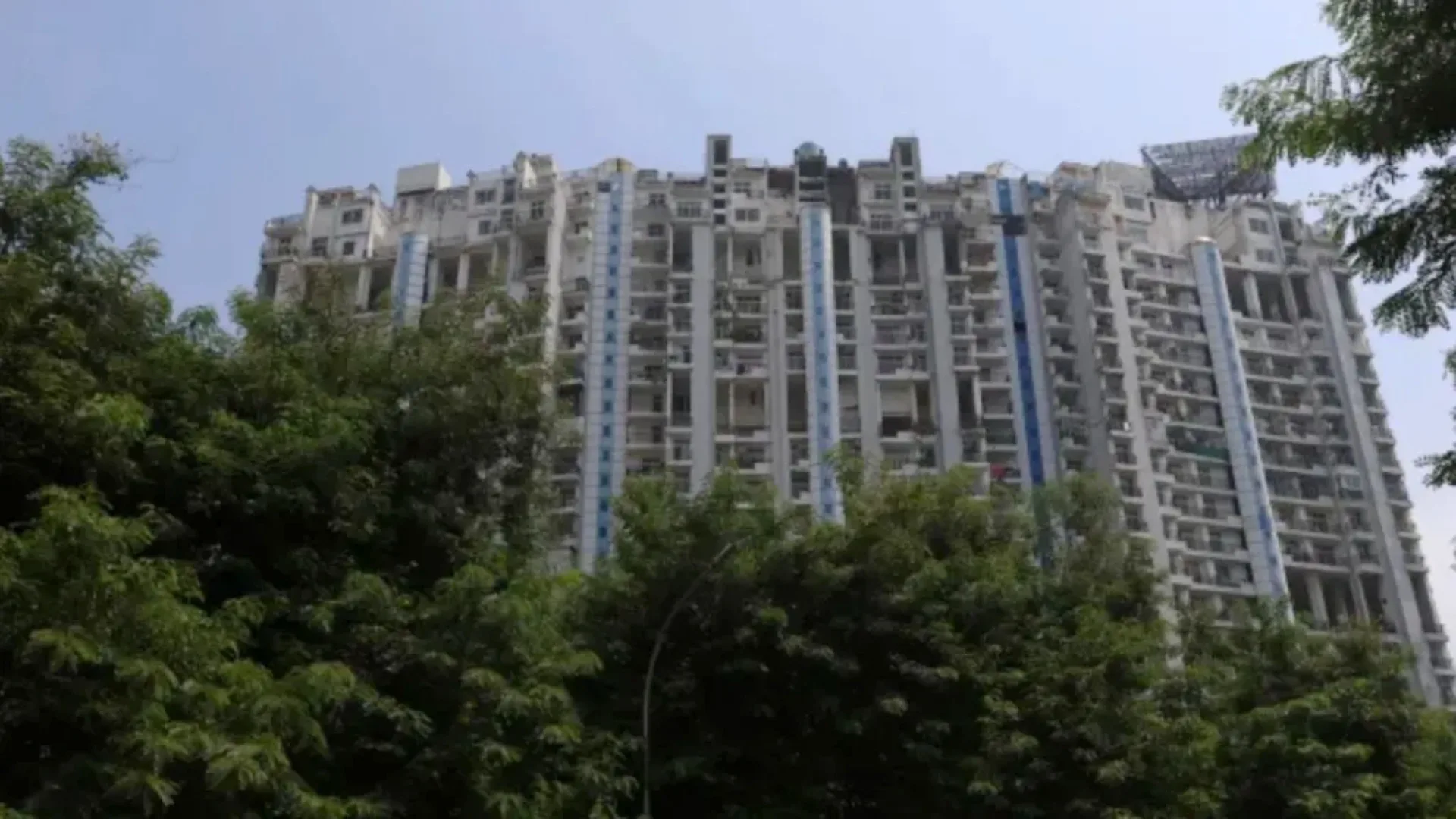 ফুল তুলতে গিয়ে ২৩ তলা থেকে পড়ে বাবা-ছেলের মৃত্যু