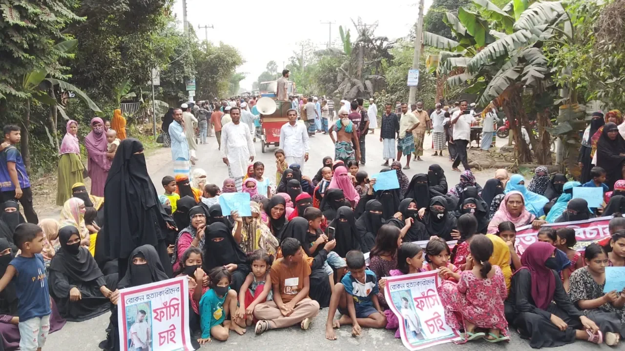প্রবাসী হত্যার আসামি গ্রেপ্তারের দাবিতে মহাসড়ক অবরোধ, ফুটবল খেলে প্রতিবাদ