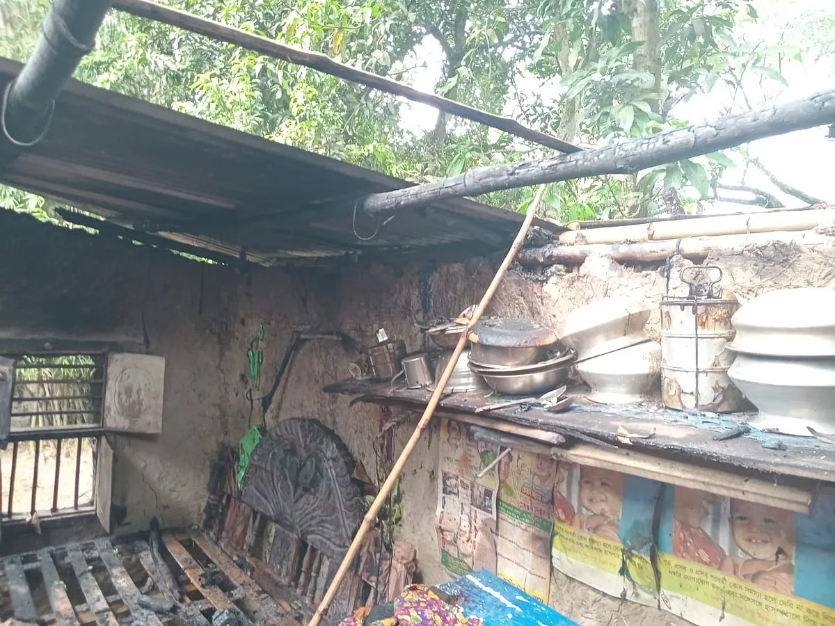 ‎আগুনে পুড়ল বিধবার বসতঘর, অবশিষ্ট শুধু পরনের কাপড়