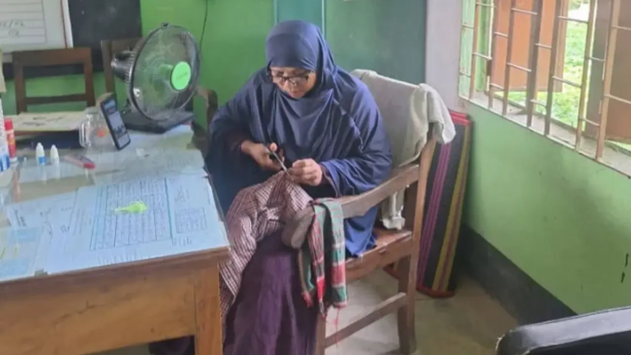শিক্ষার্থীর ছেঁড়া জামায় প্রধান শিক্ষিকার মমতার সেলাই
