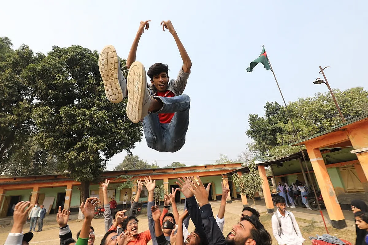 এইচএসসিতে পাসের হার ৫১.৬২%, জিপিএ-৫ ৩৫ হাজার